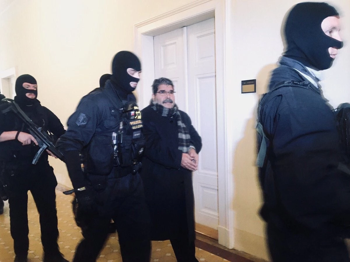 Ξυπνούν μνήμες Οτσαλάν – Εικόνα-ντροπή για την Ευρώπη – Κάνουν οτι θέλουν οι Τούρκοι